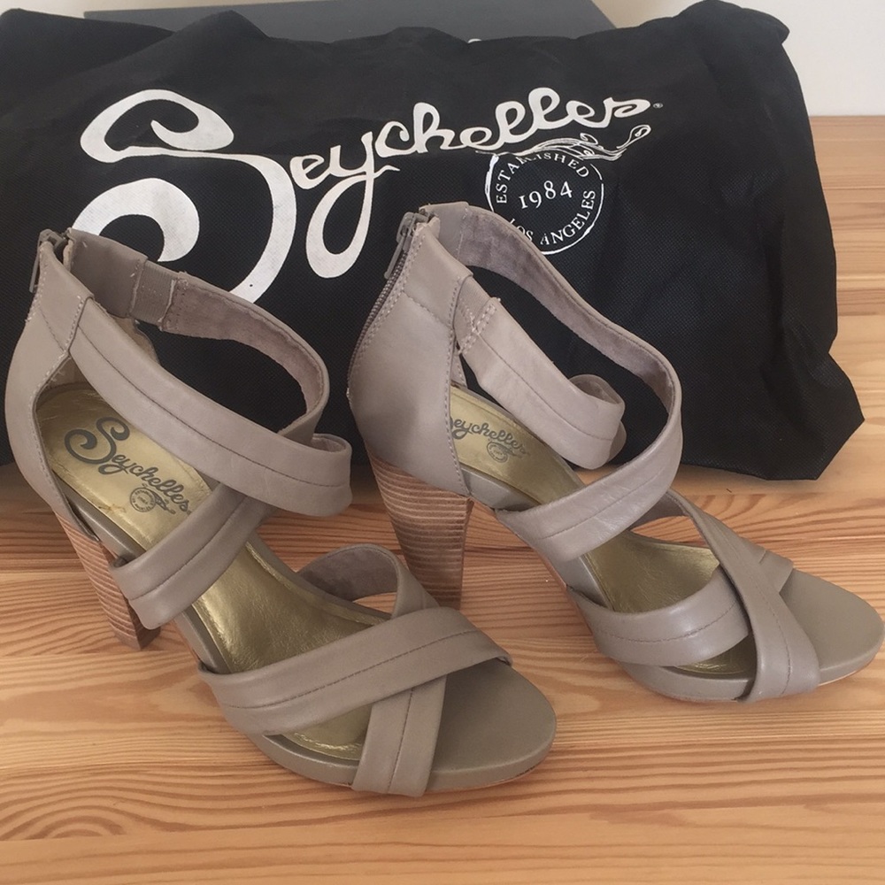 Seychelles light gray platform sandal